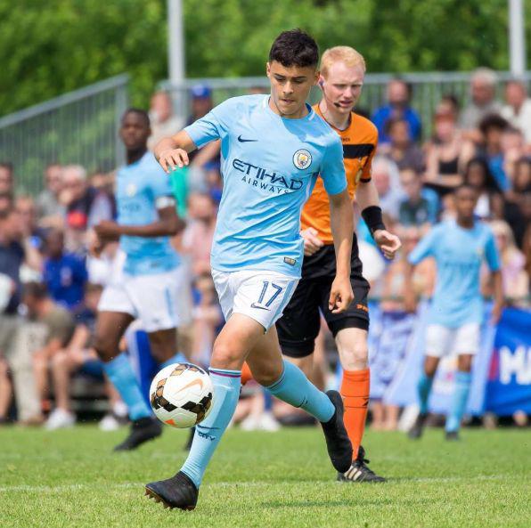 Alexander Robertson jugando un partido con las divisiones menores del Manchester City. (Foto: @_alexanderrobertson)