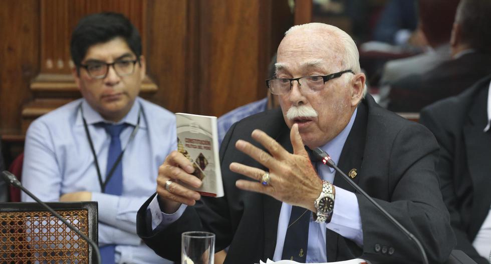 El vocero de Fuerza Popular, Carlos Tubino, consideró que el alza en la popularidad de Vizcarra se debe a que \"pecha\" al Congreso. (Foto:  Congreso)