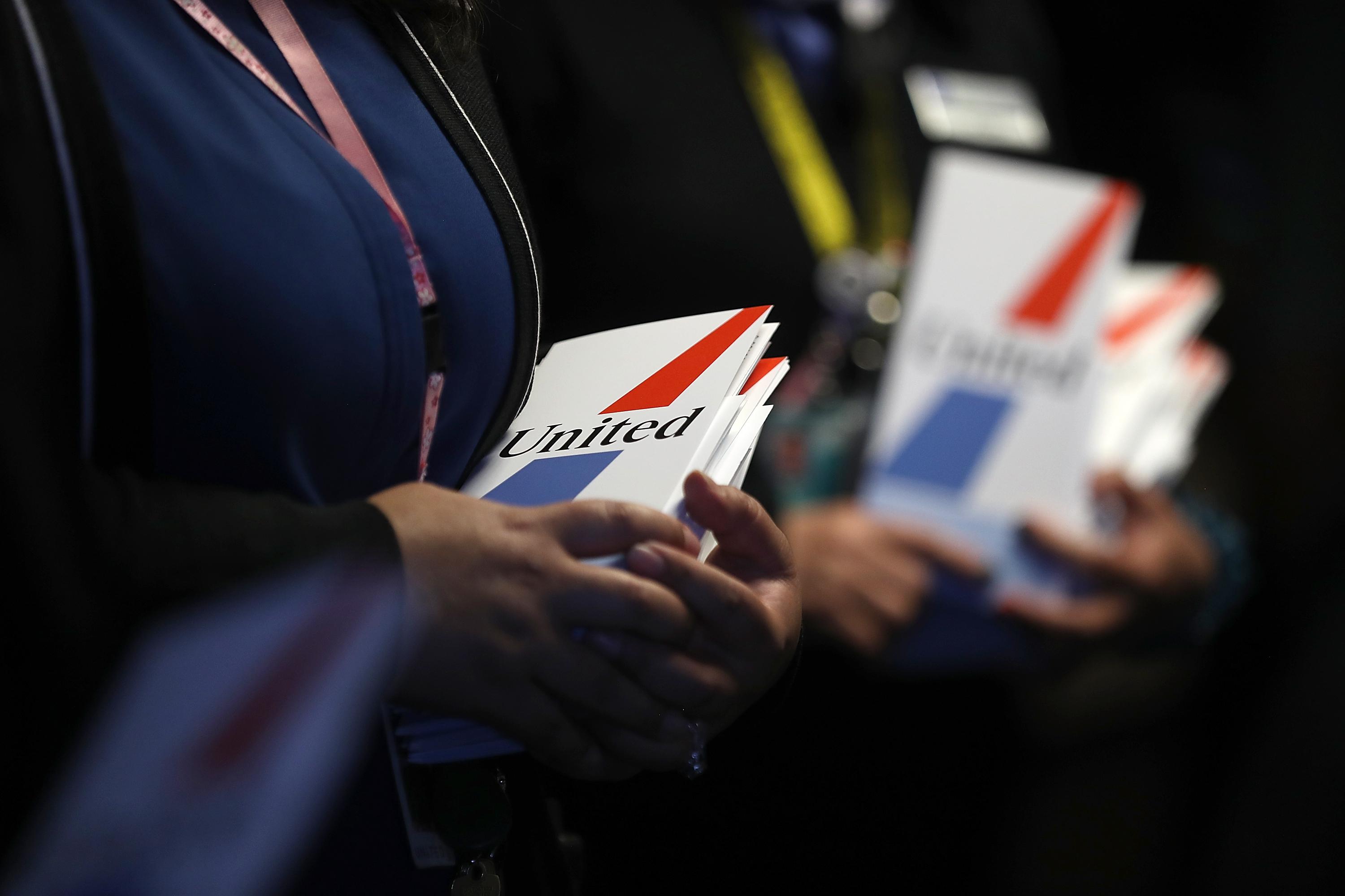 Pese a no estar obligados a hacerlo, United Airlines decidió devolverle el valor del boleto en la época en que fue emitido a John Walker por la particularidad de su historia. (AFP)