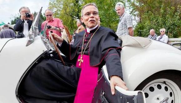 Obispo destituido por amor al lujo tiene puesto en el Vaticano