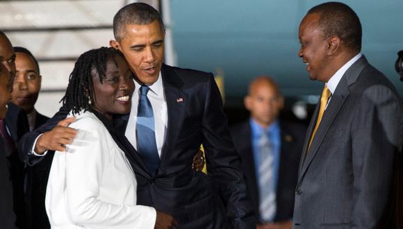 Obama abraza a su media hermana Auma Obama ante la mirada del presidente de Kenia, Uhuru Kenyatta. (AP)