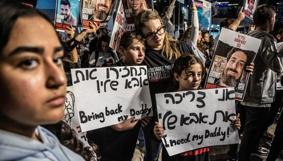 En Tel Aviv, Israel, niños con pancartas de "traigan de vuelta a mi papá" o "necesito a mi papá" durante la marcha de las familias que tienen integrantes secuestrados por el grupo armado de Hamás en la Franja de Gaza tras 50 días de enfrentamientos. Foto: CHRISTOPHE PETIT TESSON/EFE/EPA/