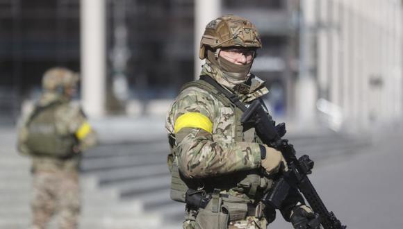 Soldados ucranianos se encuentran en Maidan Nezalezhnost (Plaza de la Independencia) en Kiev (Kiev), Ucrania. (Foto: EFE/EPA/ZURAB KURTSIKIDZE).