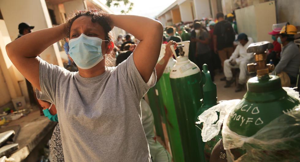 Familiares de pacientes de COVID-19 hacen cola para recargar los tanques de oxígeno para sus seres queridos en el hospital regional de Iquitos, la ciudad más grande de la Amazonía del Perú, uno de los países del mundo más afectados por el coronavirus. (Foto de Cesar Von BANCELS / AFP).