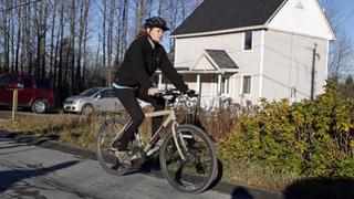 Ébola: Enfermera desafía cuarentena y pasea en bicicleta