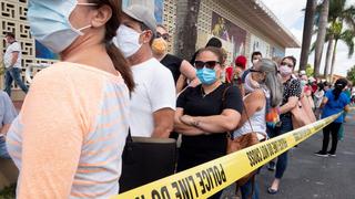 Coronavirus: cientos de personas hacen fila en Miami para obtener formulario impreso de desempleo