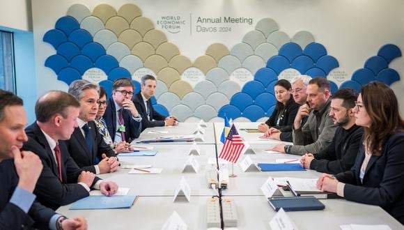 El asesor de seguridad nacional de EE. UU., Jake Sullivan (segundo por la izquierda), y el secretario de Estado de EE. UU., Antony Blinken (tercero por la izquierda), hablan con el presidente ucraniano Volodymyr Zelensky (segundo por la derecha) durante una reunión bilateral en la reunión anual del Foro Económico Mundial (FEM) en Davos en enero. 16 de diciembre de 2024. (Foto de Fabrice COFFRINI / AFP)