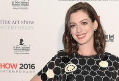 Anne Hathaway luce orgullosa su figura tras dar a luz