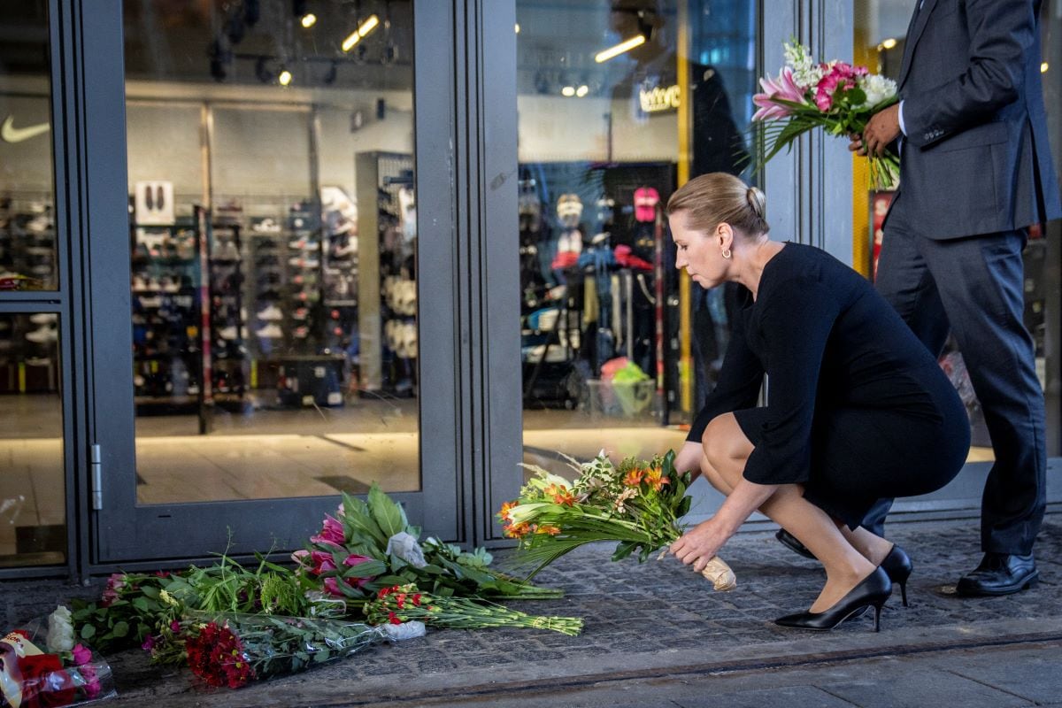 Danish Prime Minister Mette Frederiksen and Justice Minister Mattias Tesfaye lay flowers at a makeshift memorial at the site of the Fields Shopping Center shooting.  (MADS CLAUS RASMUSSEN / RITZAU SCANPIX / AFP).