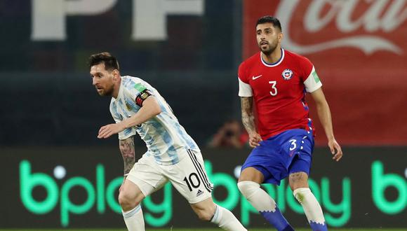 Guillermo Maripán calienta la previa del partido entre Argentina y Chile por la Copa América. via REUTERS/Agustin Marcarian