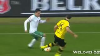 Futbolista humilló a rival con tres huachas seguidas [VIDEO]
