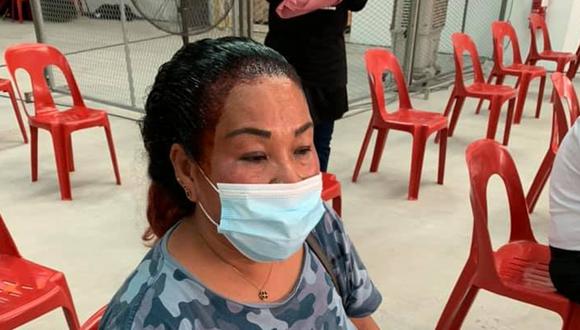 Una mujer acudió a su centro de vacunación con su cabello a medio pintar por enterarse a último momento  (Foto: Facebook)