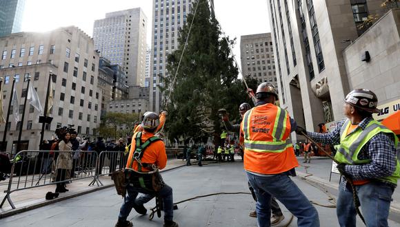 El popular árbol de Navidad se erige en la plaza de Rockefeller Center de Nueva York. EFE