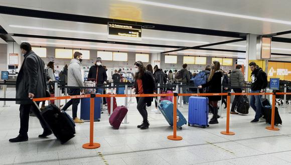 Imagen de viajeros en el aeropuerto de Gatwick, Inglaterra. (Foto: AP)