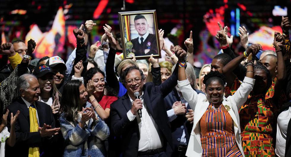 El exrebelde Gustavo Petro y su compañera de fórmula, Francia Márquez, celebran ante simpatizantes tras ganar las elecciones presidenciales en Colombia, el 19 de junio de 2022. (AP Foto/Fernando Vergara).