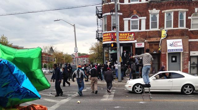 Baltimore sumido en el caos por disturbios raciales - 6