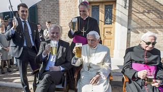 Benedicto XVI brindó con cerveza por sus 90 años [FOTOS]
