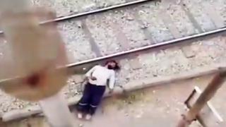 Ate: sujeto se salvó de morir tras quedarse dormido en rieles del tren | VIDEO