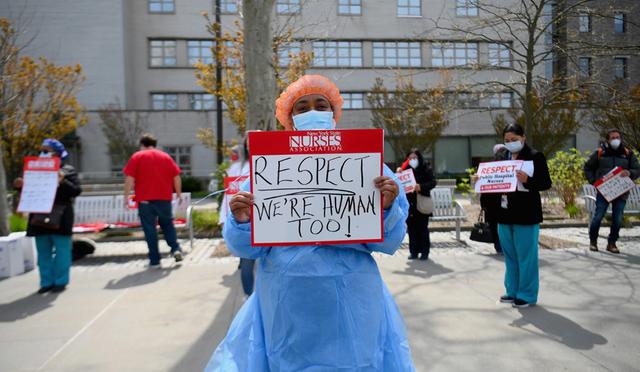 "Respeto. También somos humanos", indica esta trabajadora de la salud. (Foto: AFP/Angela Weiss)