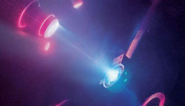 Los investigadores aplicaron presión y temperatura extremadamente altas al agua para formar hielo superiónico. (Imagen: M. Millot/E. Kowaluk/J.Wickboldt/LLNL/LLE/NIF)