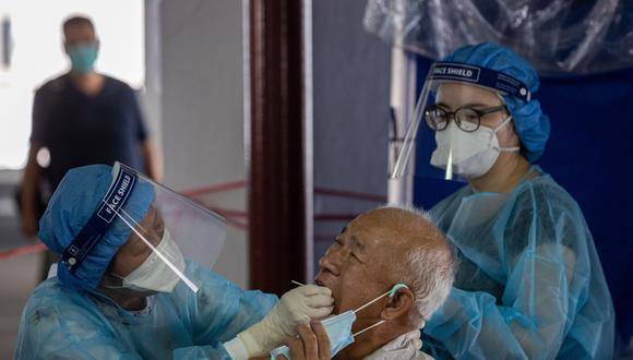 La campaña de test masivos cuenta con el apoyo del Gobierno de Beijing, que ha enviado equipos de profesionales sanitarios. (EFE/EPA/JEROME FAVRE)
