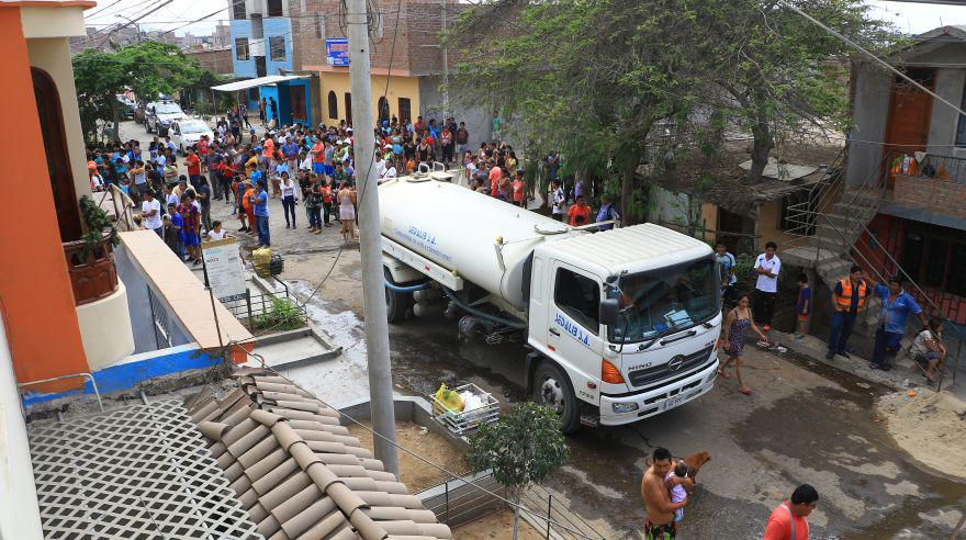 Trujillo: fuego consume inmueble que albergaba combustible. (Foto: Johnny Aurazo)