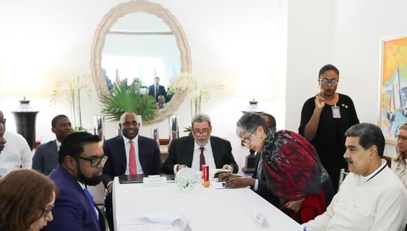 Los presidentes de Venezuela, Nicolás Maduro, y de Guyana, Irfaan Ali, se reúnen en San Vicente y las Granadinas, donde abordan la disputa que mantienen sus respectivos países por la Guayana Esequiba, un territorio de unos 160.000 kilómetros cuadrados. (Foto: EFE/ Prensa Miraflores).