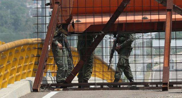 Crisis en Venezuela | Cúcuta: militares bloquean el puente fronterizo de Tienditas, por donde debe pasar la ayuda humanitaria de Estados Unidos gestionada por Juan Guaidó. (EFE).