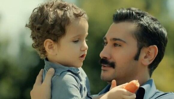 Yilmaz junto a su hijo Adnan en la telenovela “Tierra amarga” (Foto: Tims & B Productions)