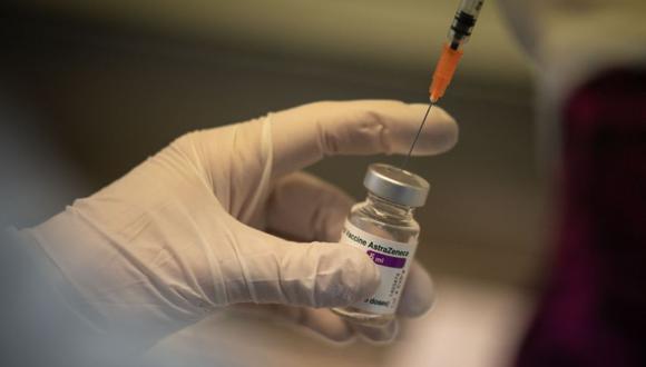Lote de un poco menos de 300.000 dosis de la vacuna de AstraZeneca llegará al Perú en abril. (AFP / LOIC VENANCE)