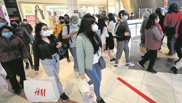 Avisados. Solo los ciudadanos que demuestren dos inoculaciones podrán ingresar a los malls u otros espacios cerrados. | Foto: GEC