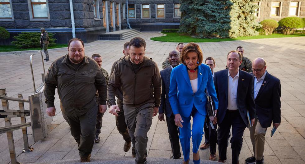 El presidente ucraniano Volodymyr Zelensky junto a la presidenta de la Cámara de Representantes de Estados Unidos, Nancy Pelosi, en camino a una reunión en Kiev, Ucrania. (EFE).