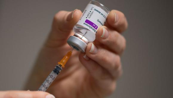 Un farmacéutico prepara una dosis de la vacuna AstraZeneca con una jeringa en una farmacia. (Foto Referencial: AFP / LOIC VENANCE).