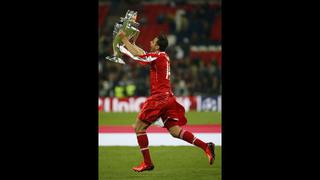FOTOS: Claudio Pizarro y su festejo con la bandera peruana tras ganar la Champions League con el Bayern Múnich