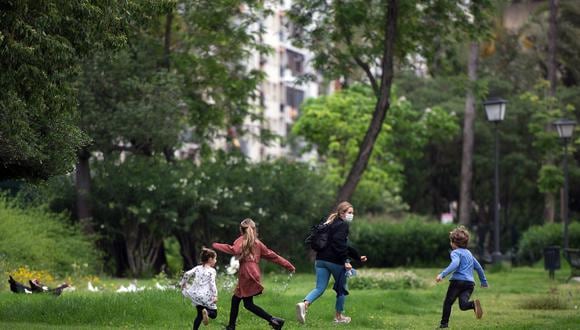 En los últimos días, España permitió la salida de niños. La cuarentena nos debe hacer repensar en la necesidad y el rol social de espacios públicos como los parques.(Foto: CRISTINA QUICLER / AFP)