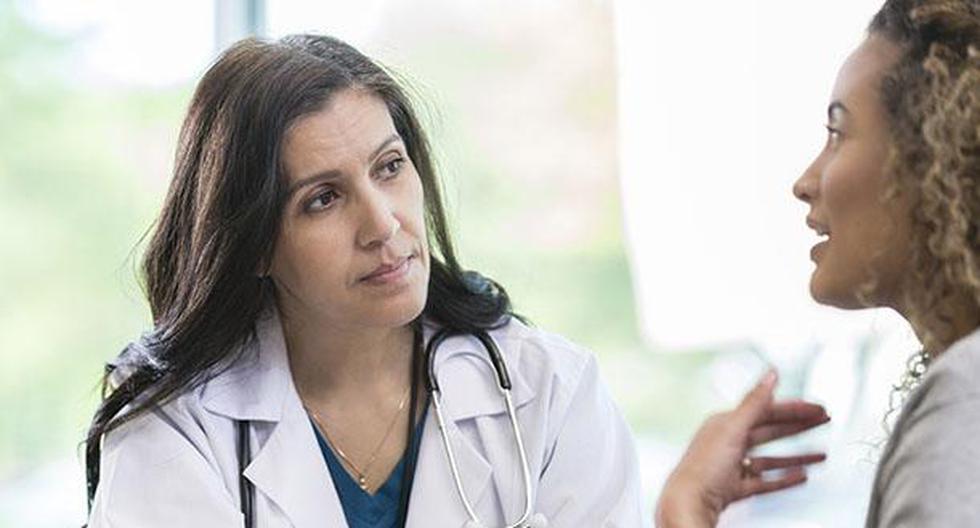 Si tienes antecedentes de cáncer de mama debes conversar sobre el tema con tu especialista. (Foto: iStock)