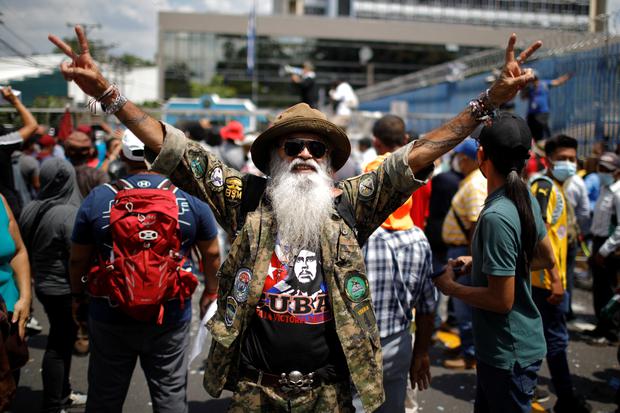 A war veteran participates in a protest against the latest actions of the President of El Salvador, Nayib Bukele, such as the use of bitcoin and legal reforms to extend his mandate, in San Salvador, El Salvador.  (Photo: REUTERS / Jose Cabezas). 
