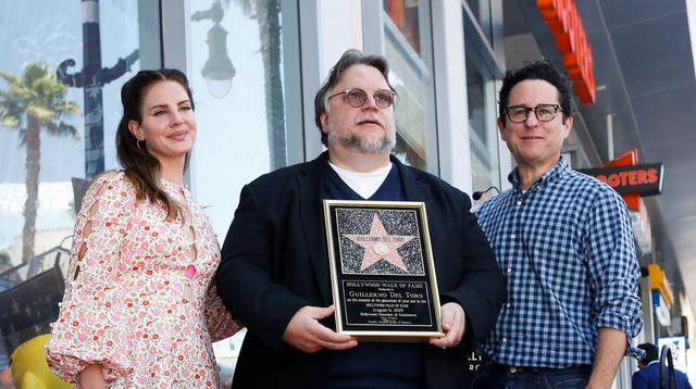 El cineasta mexicano Guillermo del Toro, ganador del Oscar por "La forma del agua", develó el martes su estrella en el Paseo de la Fama de Hollywood. (Foto: Agencia)
