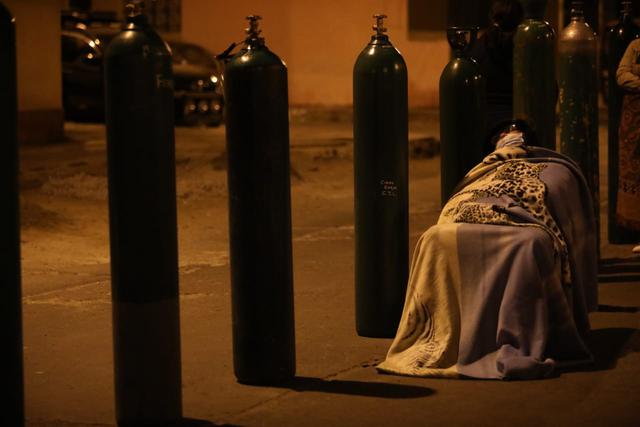 Personas pasaron la noche haciendo cola para adquirir oxígeno medicinal. (Foto: Britanie Arroyo  / GEC)