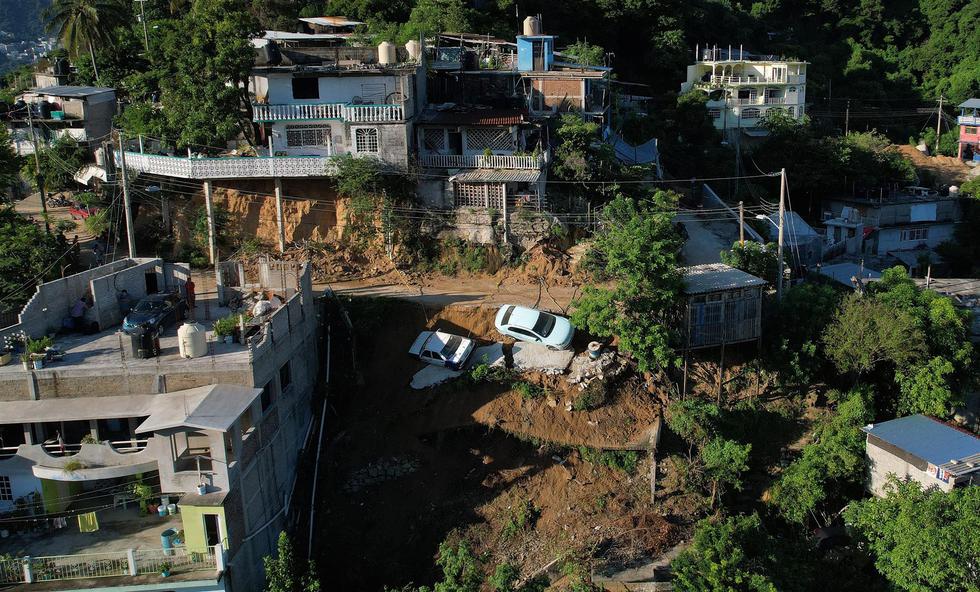 Fotografía tomada con dron que muestra una zona afectada por el terremoto en el balneario de Acapulco, en el estado de Guerrero, México. (EFE/David Guzmán).


