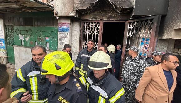 Bomberos y personas inspeccionan la zona tras un incendio en el hospital benéfico Al Noor Al Muhammadi en el distrito de Al-Matareya, El Cairo, Egipto, el 01 de febrero de 2023. (Foto: EFE/EPA/STR)