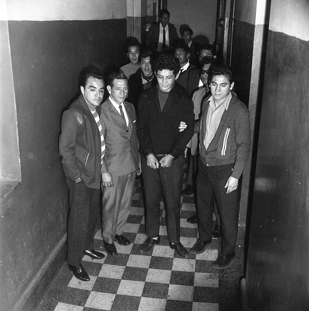 La PIP muestra ante la prensa nacional a Hugo Montoya Cárdenas, uno de los integrantes de la banda criminal 'Los boinas negras'. (Foto: GEC Archivo Histórico)