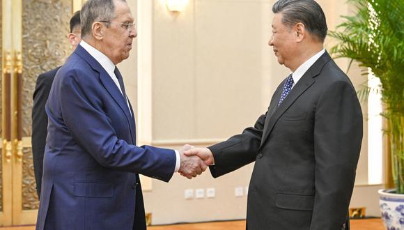 El Ministro de Asuntos Exteriores ruso Sergey Lavrov se reúne con el Presidente chino Xi Jinping en el Gran Salón del Pueblo en Beijing, China, el 09 de abril de 2024. (EFE).