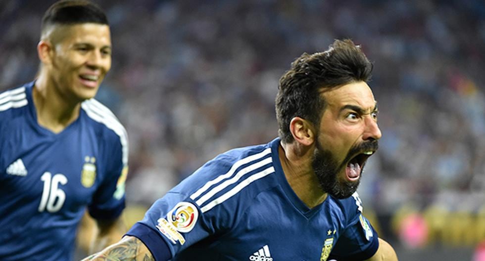 En menos de tres minutos, Argentina se va arriba del marcador 1-0 ante Estados Unidos gracias al gol de Ezequiel Lavezzi, pero el pase de Messi lo fue todo. (Foto: AFP)