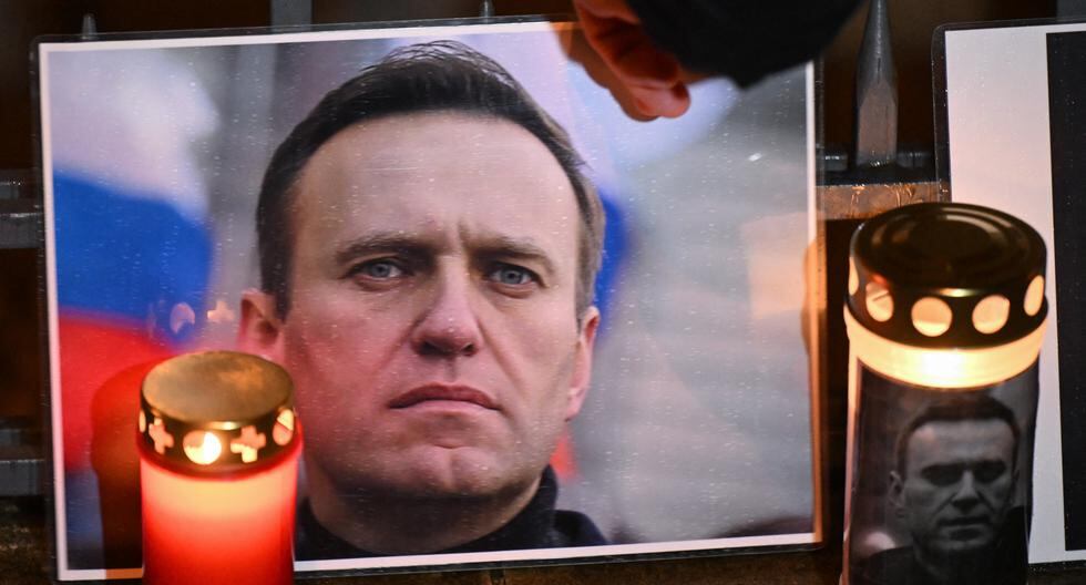 Velas y una fotografía del líder de la oposición en Rusia Alexei Navalny se dejan ver en un monumento improvisado en Frankfurt, Alemania, el 16 de febrero de 2024. (Foto de AFP).