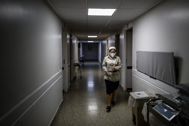 Una enfermera camina por un pasillo de la clínica Mater Dei, el 10 de agosto de 2020 en la ciudad de Buenos Aires (Argentina).  (EFE/Juan Ignacio Roncoroni).