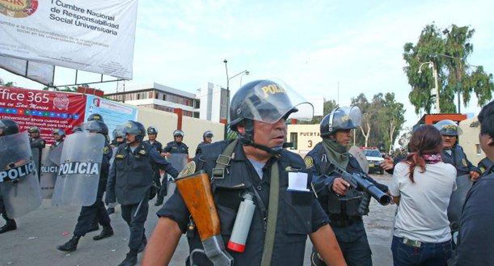 Los universitarios fueron conducidos a la comisaría de la Unidad Vecinal N° 1, en el Cercado de Lima. (Foto: Andina)