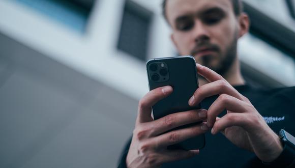 La delincuencia va en aumento y los hampones pueden utilizar la información de nuestros celulares robados para seguir perjudicándonos. (Foto: Jonas Leupe/Unsplash)