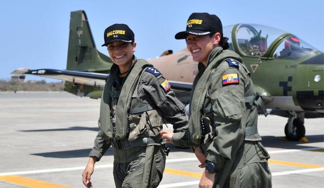 Las tenientes María Cueva (i) y Jazmín Pérez (d) posan durante la ceremonia de graduación como pilotas de combate, este viernes en la base aérea de Manta. (Efe)