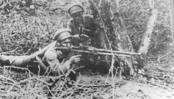 Dos soldados bolivianos disparan sus armas durante la Guerra del Chaco librada contra Paraguay entre 1932 y 1935. (Foro de AFP)